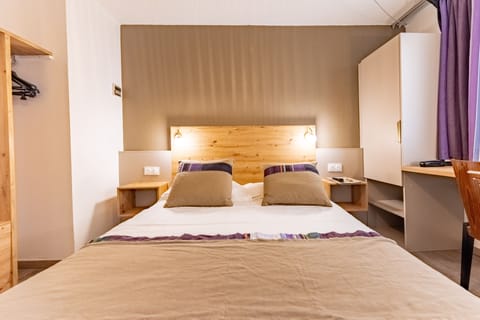 Standard Double Room | Minibar, in-room safe, desk, soundproofing