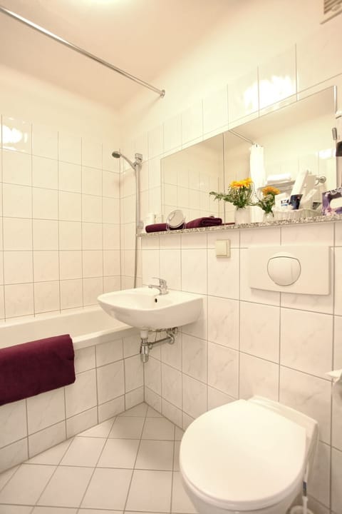 Standard Triple Room | Bathroom | Combined shower/tub, hair dryer, towels