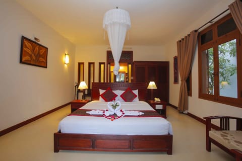 Villa, 1 King Bed, Garden Area | Minibar, desk, free WiFi, bed sheets