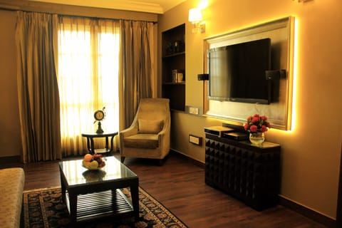 Deluxe Suite | Living room | 40-inch LCD TV with digital channels, TV