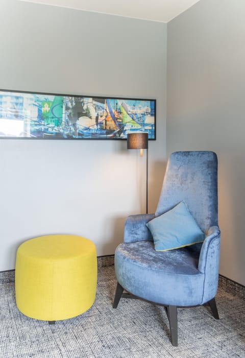 Suite | Living area | 32-inch flat-screen TV with cable channels, TV