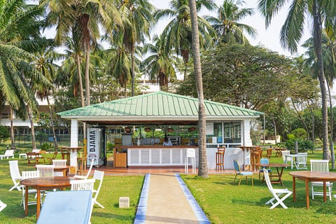 Poolside bar