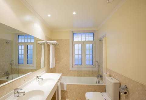 Superior Double Room | Bathroom | Hair dryer, towels