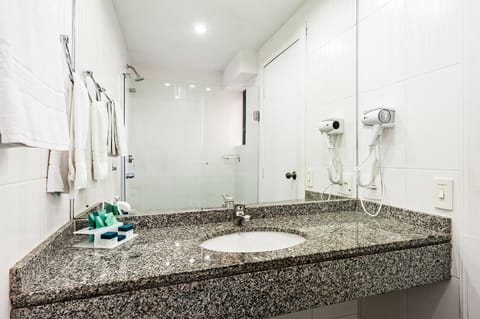 LUXO INDIVIDUAL | Bathroom | Shower, free toiletries, hair dryer, towels