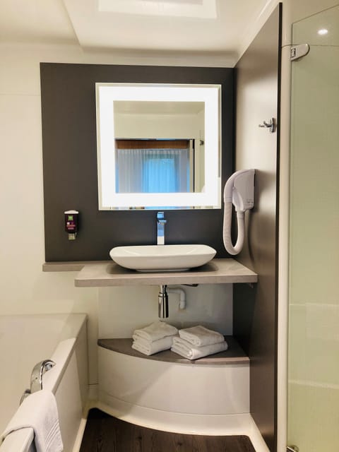 Family Suite, Multiple Beds | Bathroom | Separate tub and shower, eco-friendly toiletries, hair dryer, towels