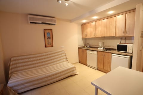 Apartment, 1 Bedroom (4 personas) | Iron/ironing board, free cribs/infant beds, rollaway beds, free WiFi