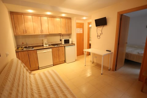 Apartment, 1 Bedroom (4 personas) | Private kitchenette | Fridge, microwave, stovetop, dishwasher