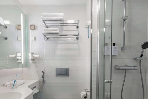 Superior Single Room | Bathroom | Shower, free toiletries, hair dryer, bidet