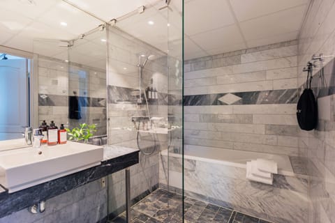 Superior Corner Room | Bathroom | Designer toiletries, hair dryer, heated floors, towels