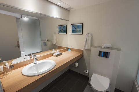 Junior Suite, 1 King Bed with Sofa bed, Non Smoking (with Sofabed) | Bathroom | Shower, free toiletries, hair dryer, towels