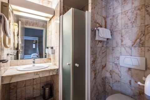 Junior Suite | Bathroom | Shower, hair dryer, towels