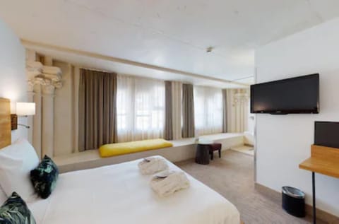 Privilege, Room, 1 Double Bed | Premium bedding, minibar, in-room safe, individually decorated