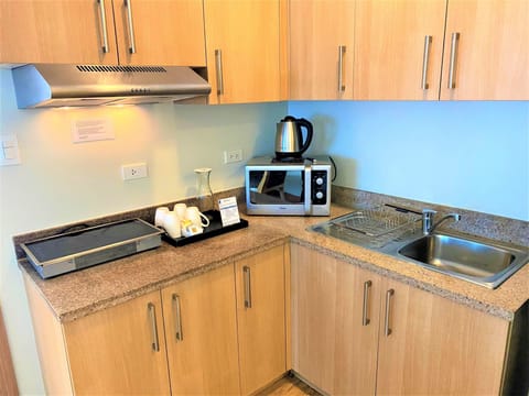 Two Bedrooms Premier Suite | Private kitchenette | Fridge, coffee/tea maker