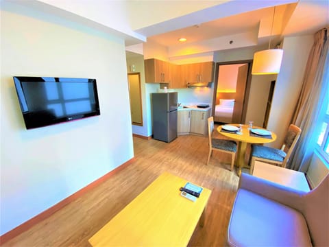 One Bedroom Premier | Minibar, in-room safe, individually furnished, desk