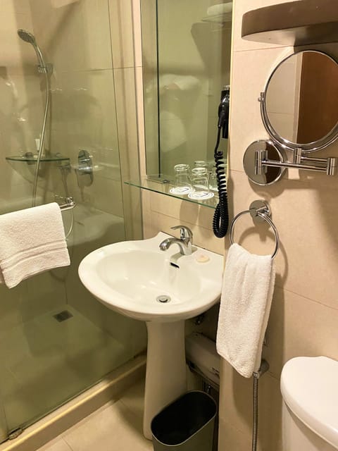 Studio Deluxe | Bathroom | Shower, rainfall showerhead, free toiletries, hair dryer