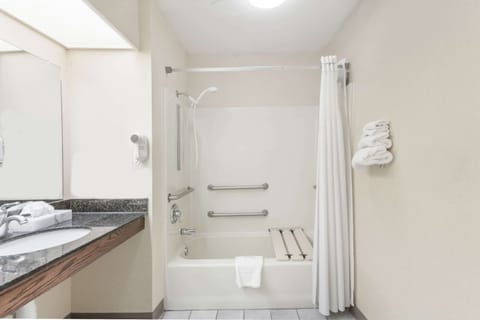 Combined shower/tub, free toiletries, hair dryer, towels