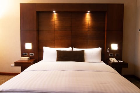 Executive Suite, 1 Bedroom | Egyptian cotton sheets, premium bedding, minibar, in-room safe