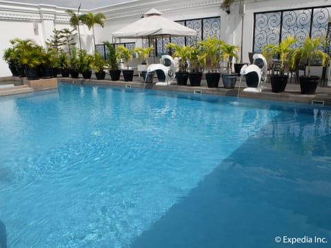 Outdoor pool, cabanas (surcharge), pool umbrellas