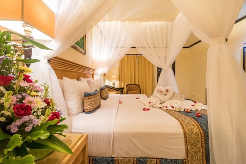 Romantic Room | Minibar, in-room safe, desk, iron/ironing board