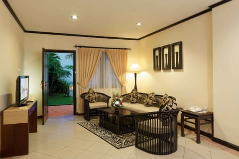 Suite Room | Living room | 24-inch TV with satellite channels