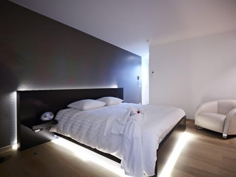 Premium bedding, minibar, in-room safe, desk