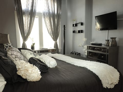 Premium Room, Ensuite (Renate) | Premium bedding, individually decorated, individually furnished