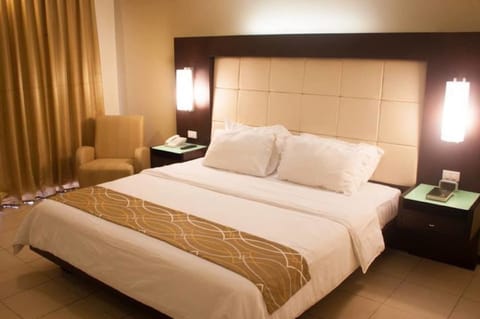 Deluxe Room, 1 King Bed | In-room safe, desk, blackout drapes, free WiFi