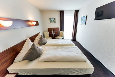 Triple Room | In-room safe, iron/ironing board, cribs/infant beds, free WiFi