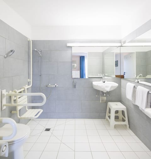 Triple Room | Bathroom | Shower, free toiletries, hair dryer, towels