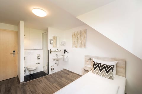 Economy Single Room | Minibar, in-room safe, desk, blackout drapes