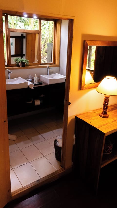 Lodge Room, Field House | Bathroom | Towels, soap, shampoo