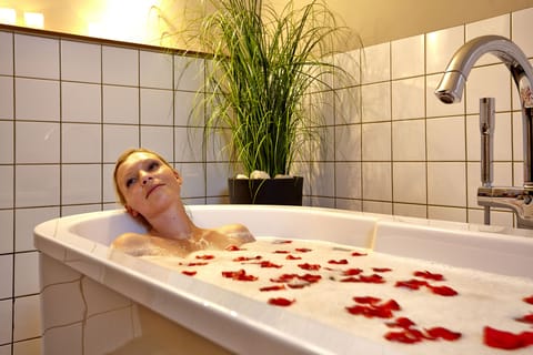 Couples treatment rooms, sauna, steam room, body treatments