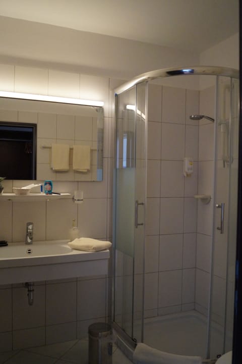 Double Room | Bathroom | Free toiletries, hair dryer, slippers, towels