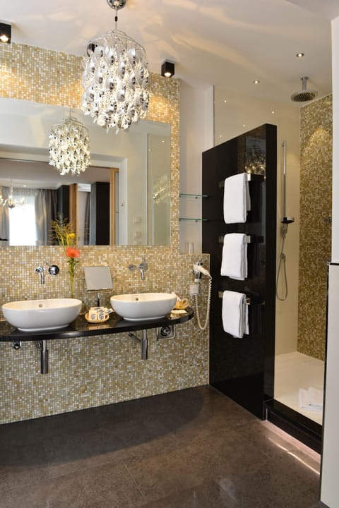 Suite | Bathroom | Free toiletries, hair dryer, towels