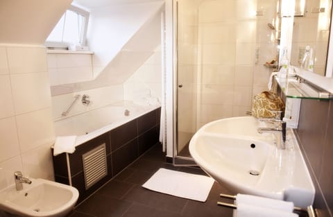 Penthouse | Bathroom | Shower, free toiletries, hair dryer, towels