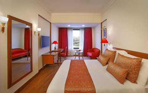 Executive Room | In-room safe, desk, blackout drapes, iron/ironing board