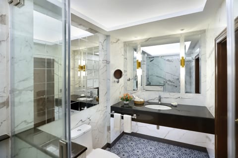 Premium Room | Bathroom | Combined shower/tub, free toiletries, hair dryer, bathrobes