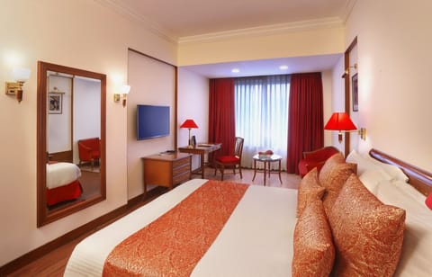 Executive Room | In-room safe, desk, blackout drapes, iron/ironing board