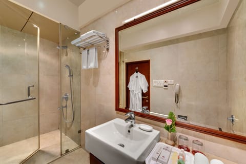 Executive Room | Bathroom | Combined shower/tub, free toiletries, hair dryer, bathrobes