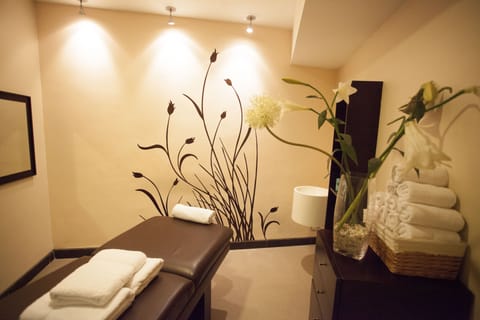 Couples treatment rooms, sauna, spa tub, body treatments, aromatherapy