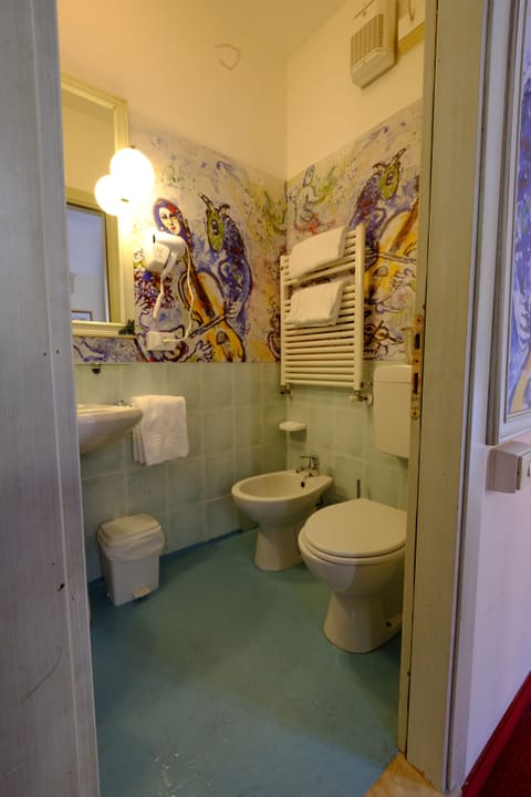 Combined shower/tub, free toiletries, hair dryer, bidet