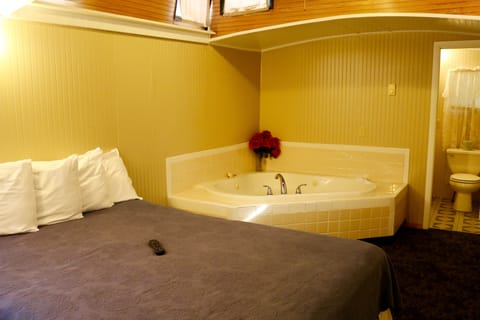 Honeymoon Caboose, 1 Queen Bed, Whirlpool Bath  | Deep soaking bathtub