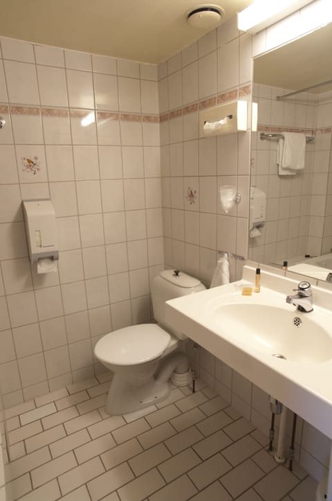 Single Room | Bathroom | Shower, free toiletries, towels