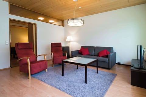 Suite, 2 Twin Beds (Master) | Desk, free cribs/infant beds, free WiFi, bed sheets