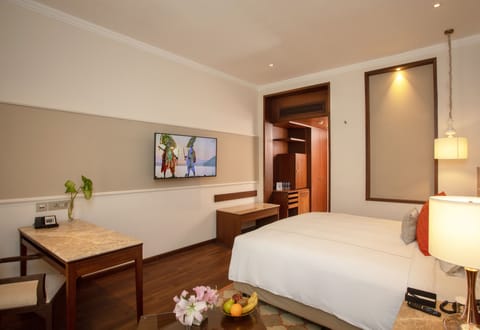 Superior Room, 1 King Bed, Pool View | Minibar, in-room safe, desk, laptop workspace