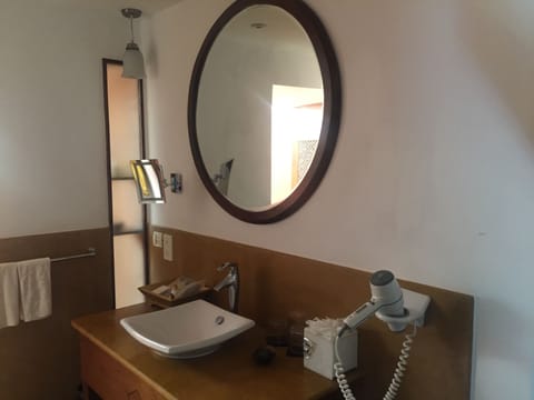 Premium Cottage, 1 King Bed, Lagoon View | Bathroom sink