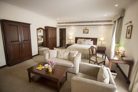 Executive Room, 1 Double Bed | Premium bedding, minibar, in-room safe, desk