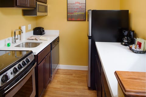 Studio, 1 Queen Bed with Sofa bed | Private kitchen | Full-size fridge, microwave, oven, stovetop