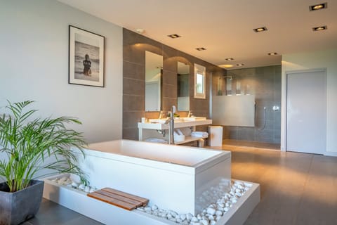 Chambre Belharra Vue Ocean | Bathroom | Free toiletries, hair dryer, towels, soap