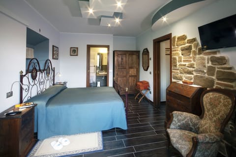 Executive Suite, 2 Bedrooms, Accessible, Garden View | Frette Italian sheets, premium bedding, down comforters, free minibar